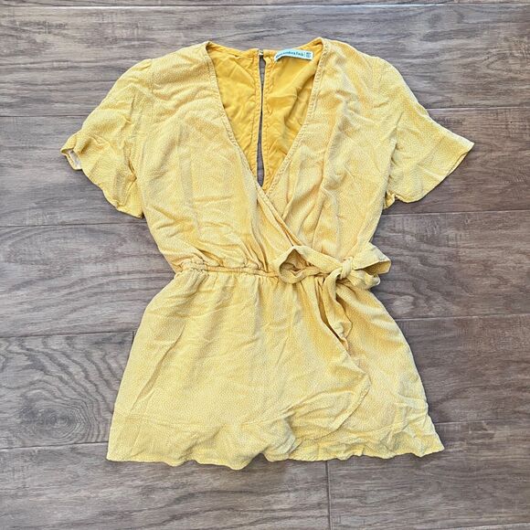 Abercrombie & Fitch Romper Size XST Tall Wrap Front Tie Waist Yellow White Dot - Picture 1 of 7